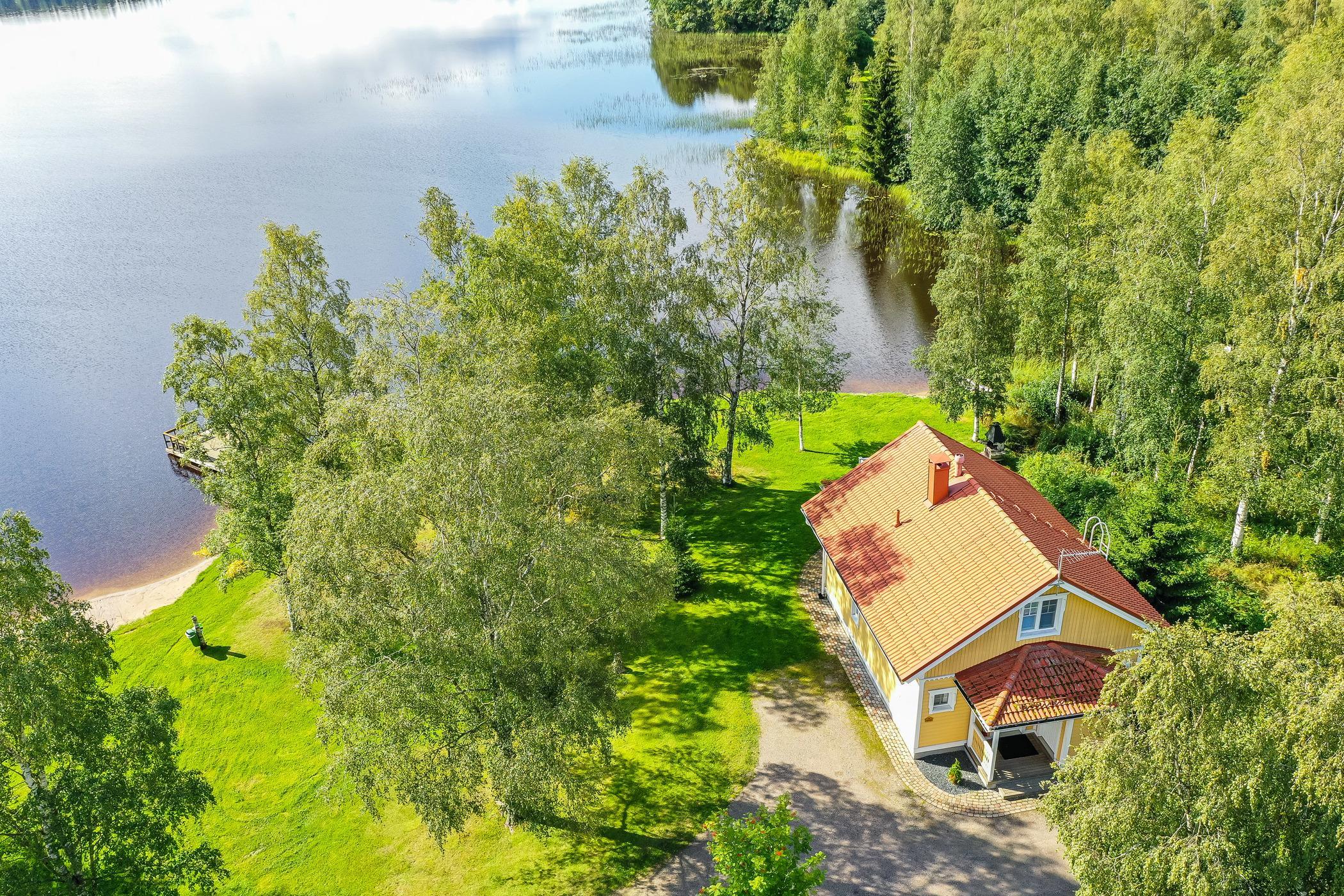 Panoramic cover image of Hintrekki, highlighting the spacious outdoor area and proximity to Lake Tastulanjärvi.