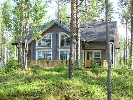 Panoramic view of the Karikko holiday home, highlighting its proximity to Lestijärvi Lake and the surrounding natural beauty.