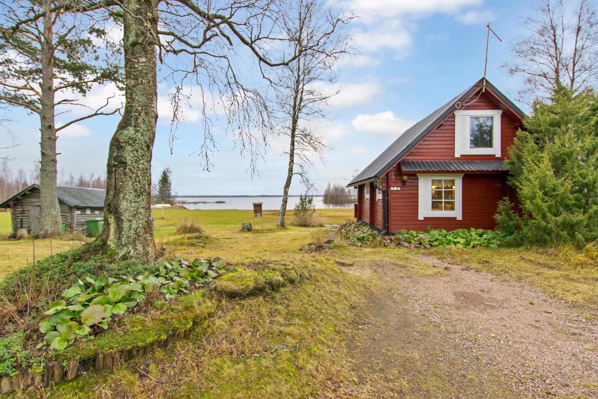 Exterior view of Missi, a small log cabin located near Lake Halsuanjärvi, ideal for family getaways.