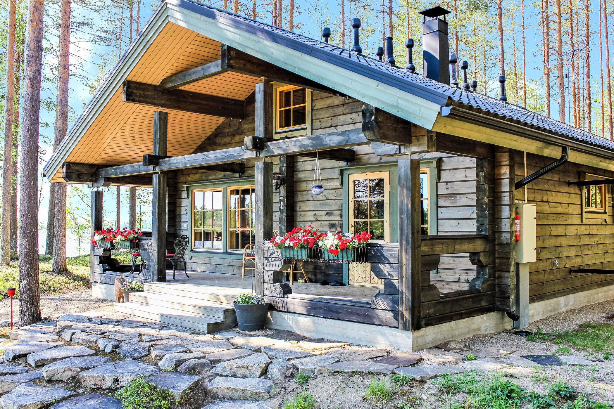 Panoramic view of the peaceful Hamppulahti cottage and its natural surroundings.