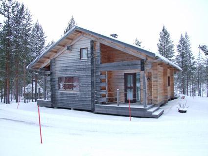 36 km north of Kuusamo, Ruka 11 km, Lake Kantojärvi 30 m, sandy beach, pier, boat.